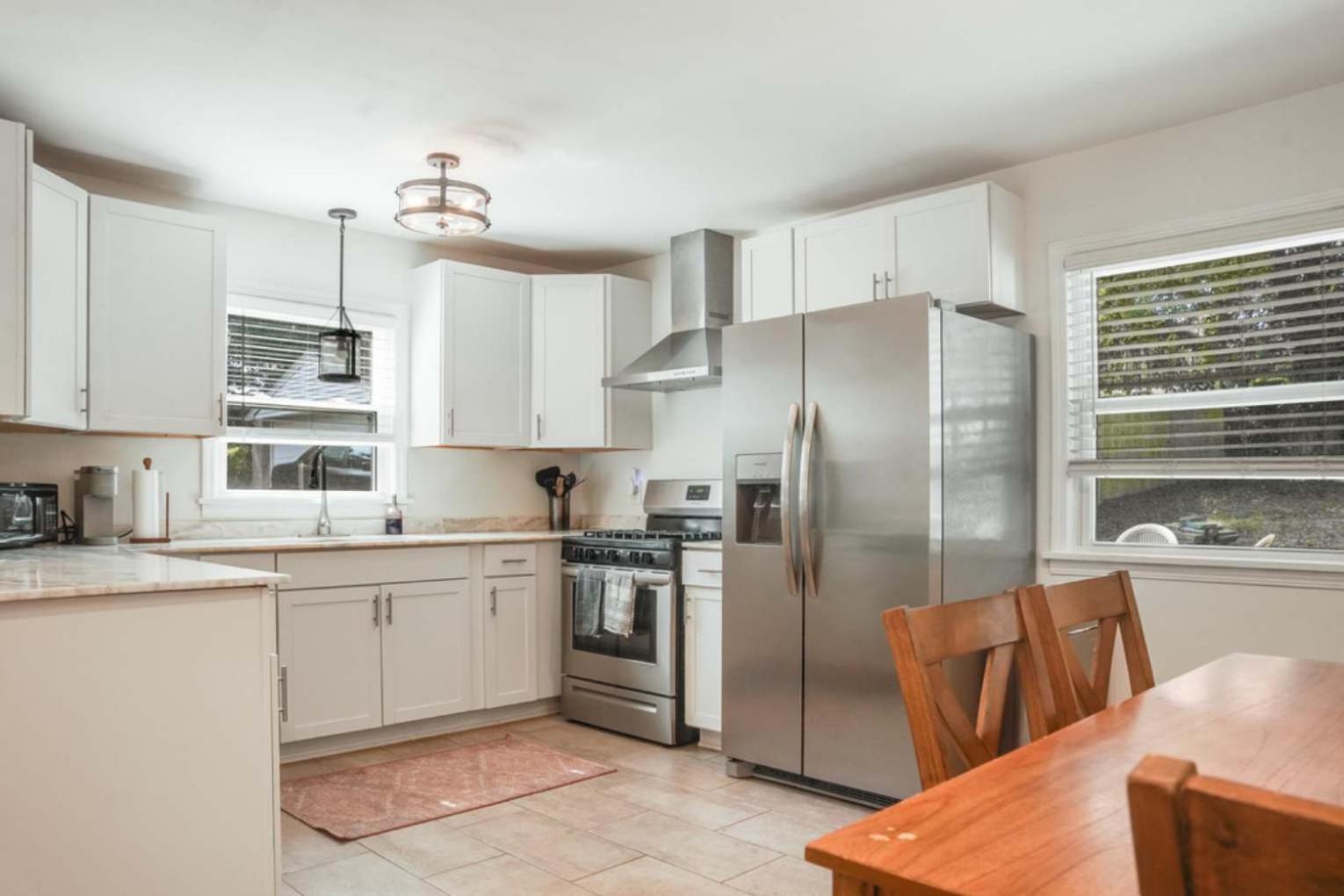 Charming 4-bed With Modern Touches & Porch * Louisville