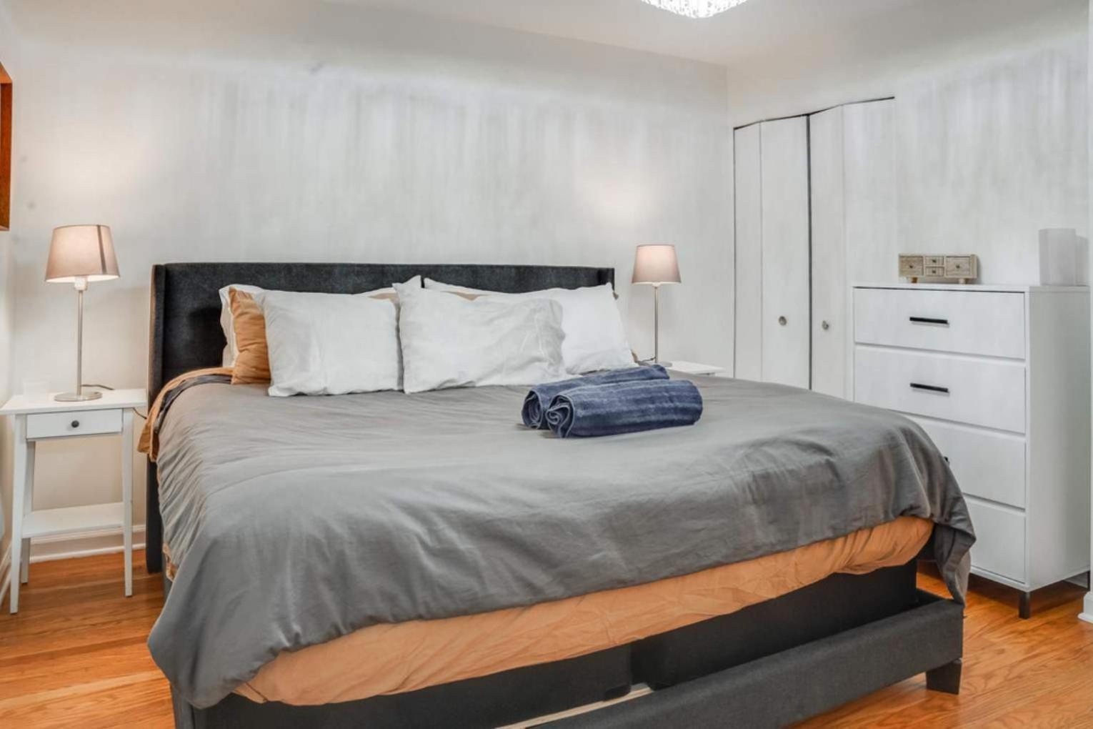 Charming 4-bed With Modern Touches & Porch * Louisville