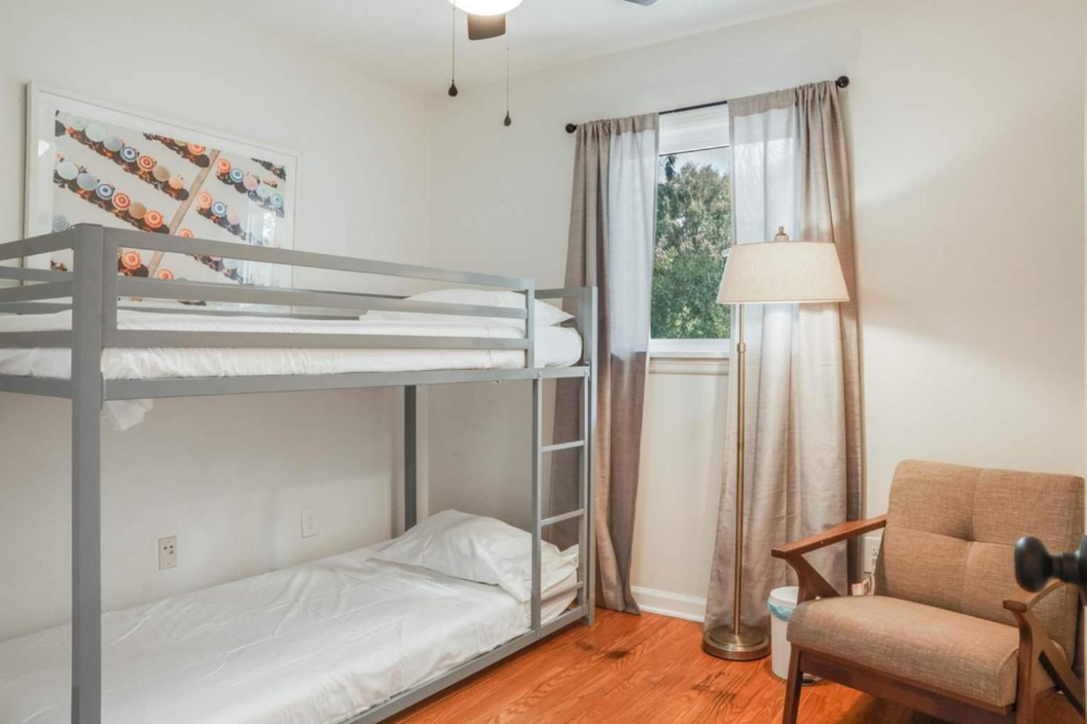 Charming 4-bed With Modern Touches & Porch Holiday home Louisville