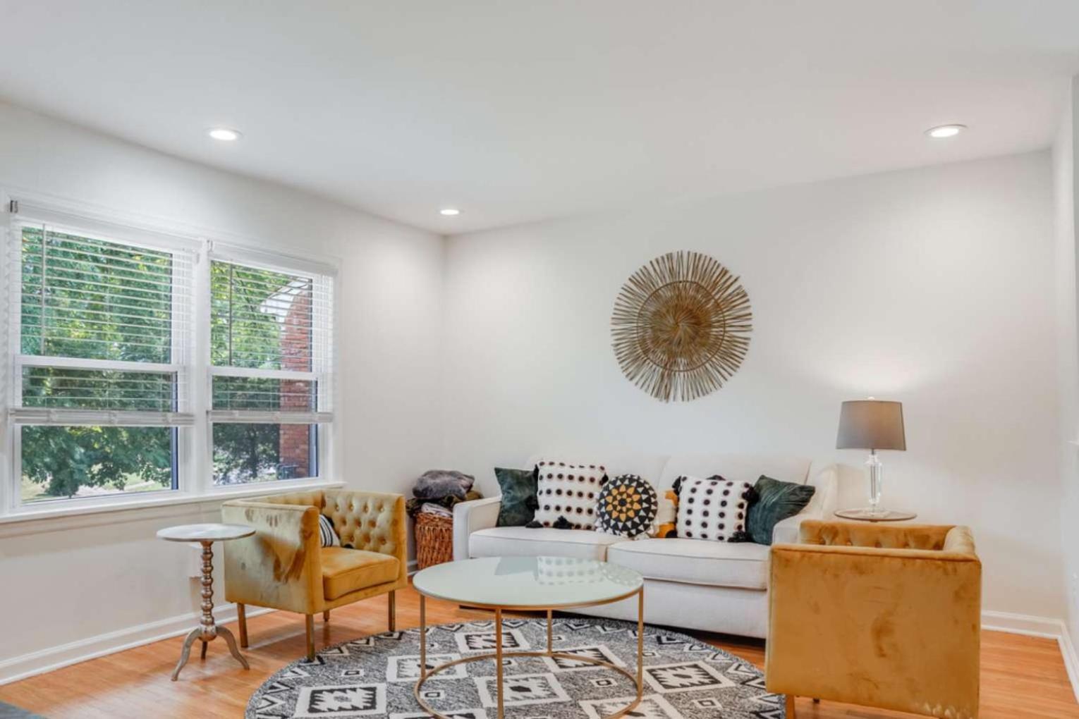 Holiday home Charming 4-bed With Modern Touches & Porch Louisville