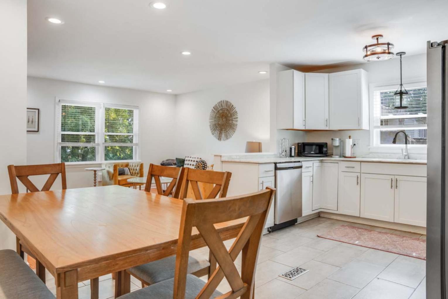 Charming 4-bed With Modern Touches & Porch Holiday home