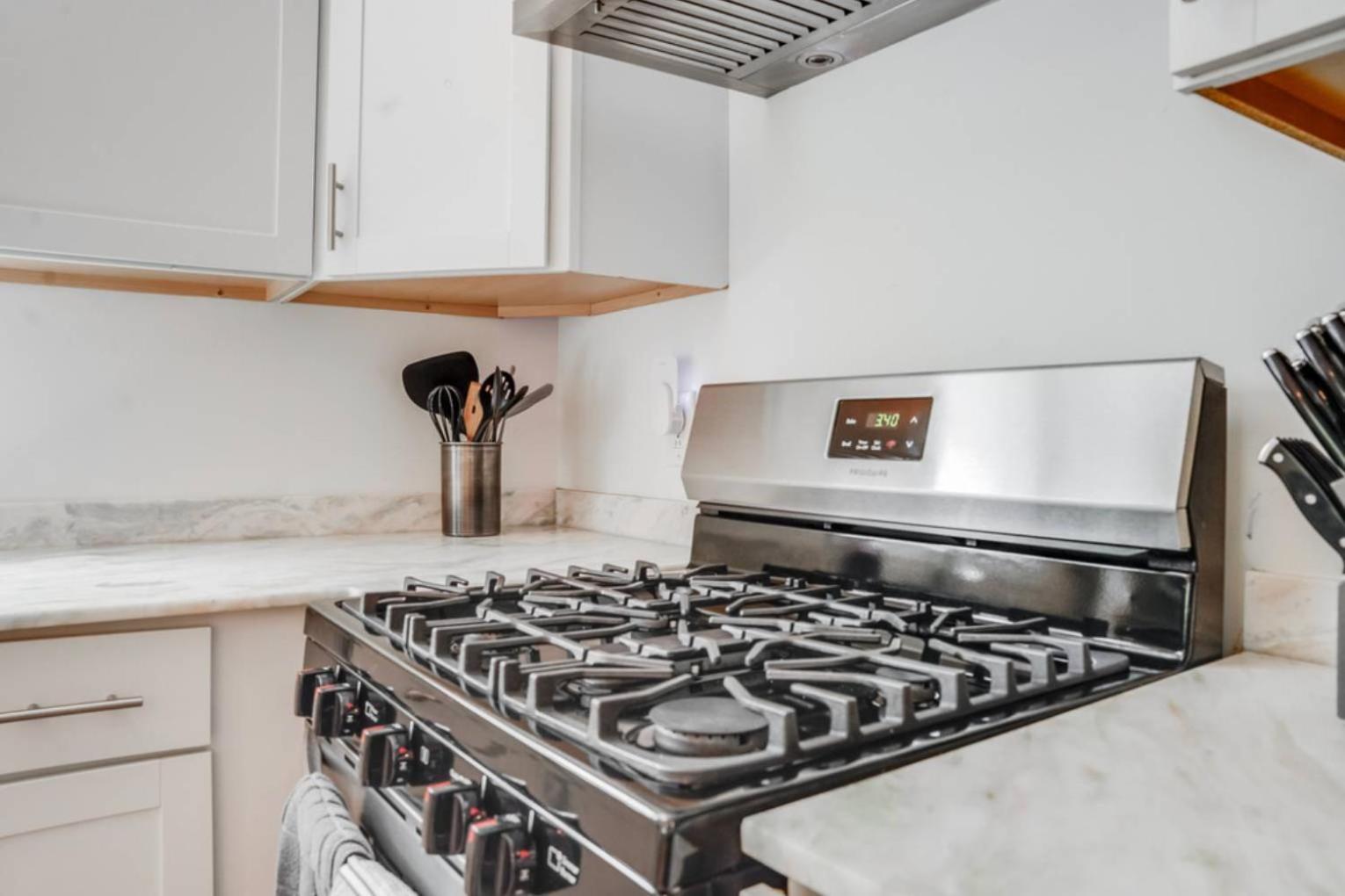 Holiday home Charming 4-bed With Modern Touches & Porch *