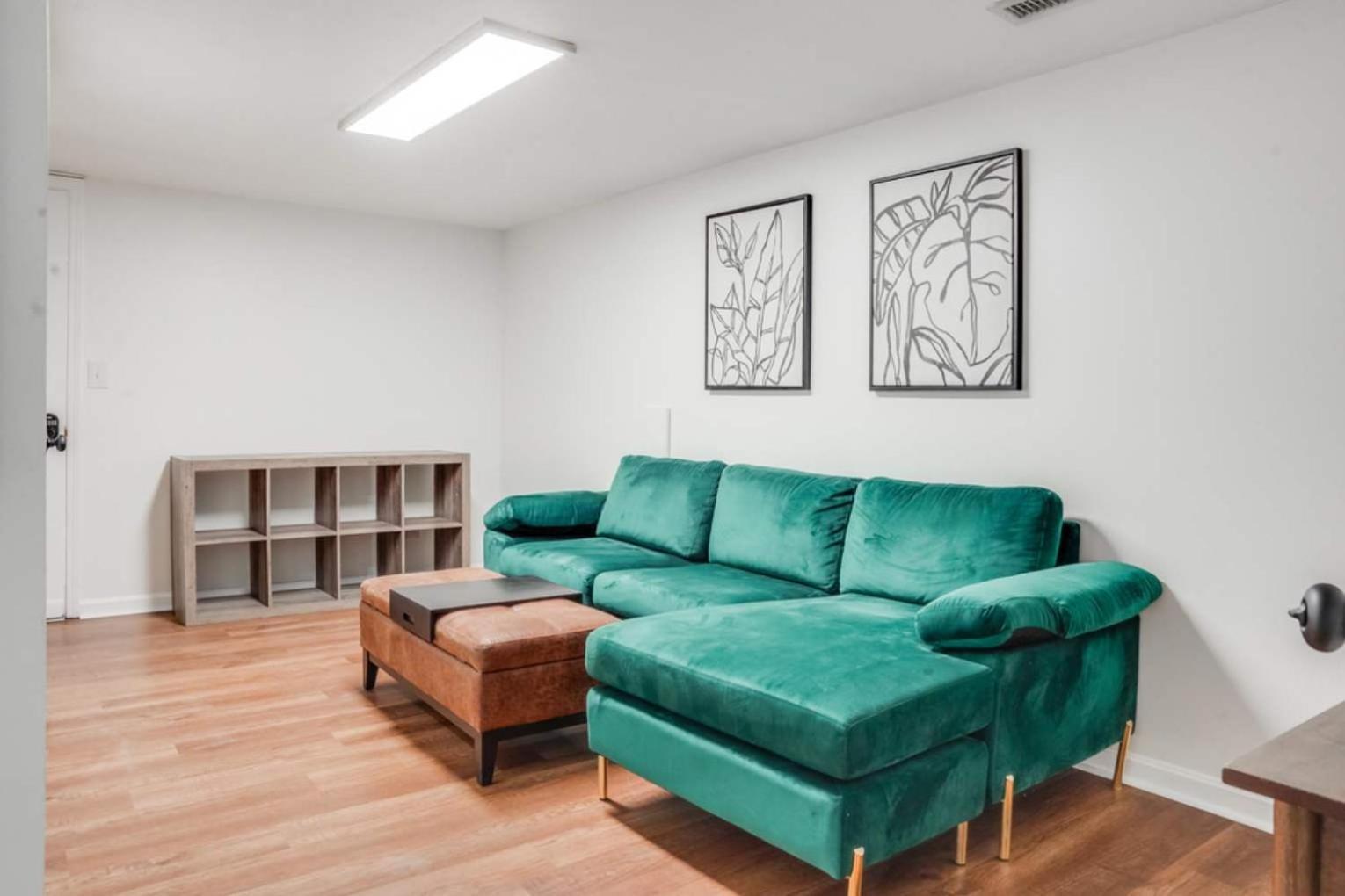 Charming 4-bed With Modern Touches & Porch Holiday home Louisville