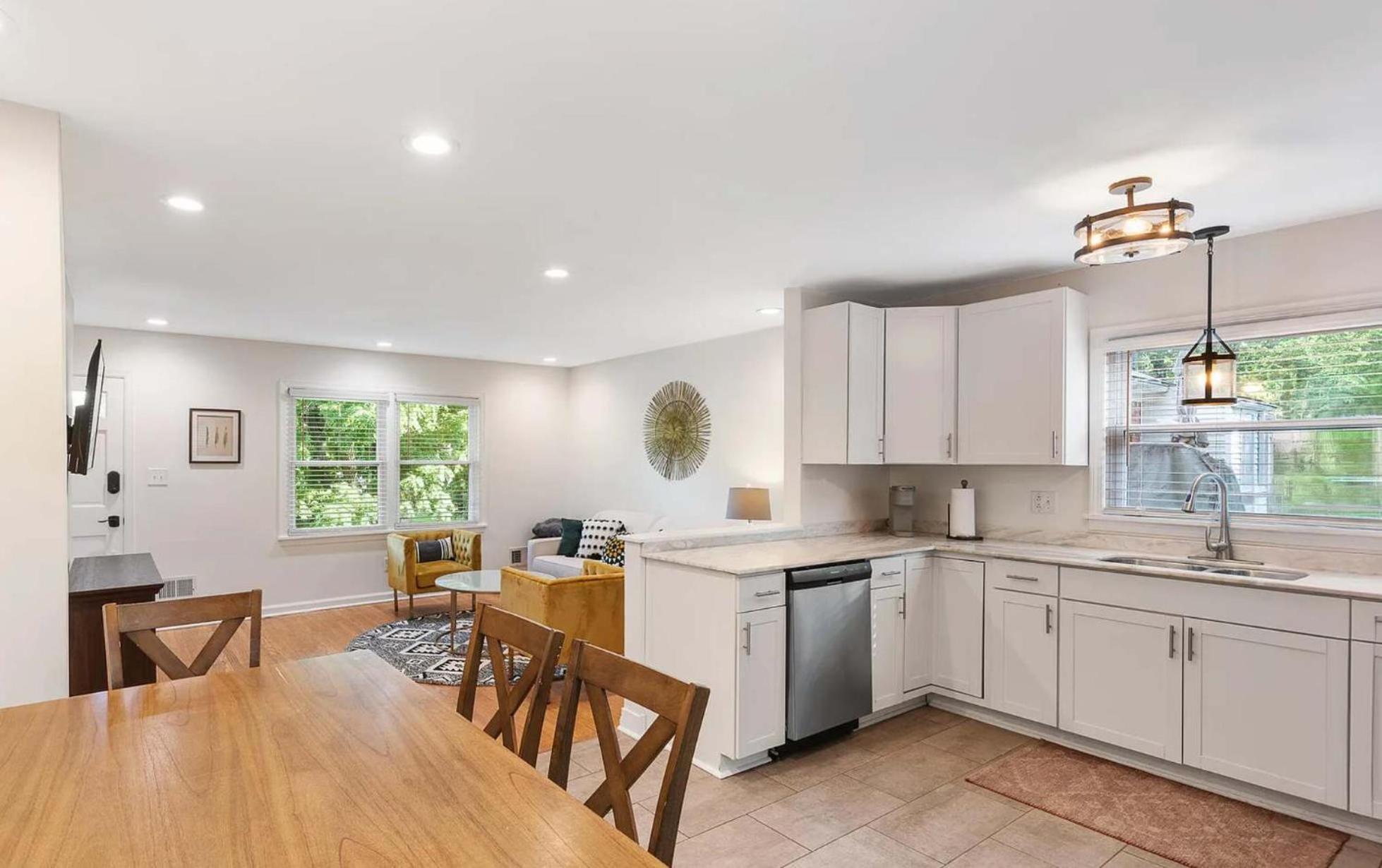 Holiday home Charming 4-bed With Modern Touches & Porch