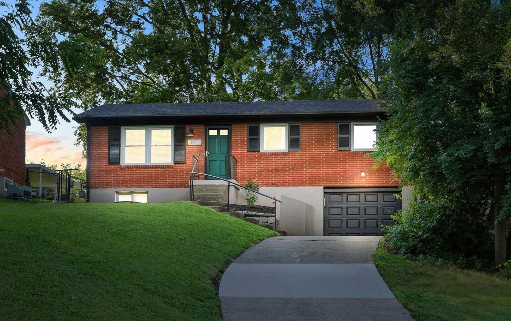 Charming 4-bed With Modern Touches & Porch Holiday home Louisville